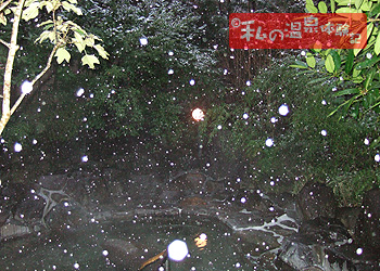 別所温泉　花屋　雪の露天風呂（夜）の写真