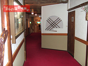 檜の宿 水上山荘　大浴場へ向かう廊下