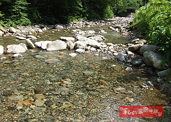 檜の宿 水上山荘　谷川を散策