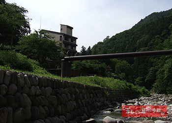 檜の宿 水上山荘　谷川を散策